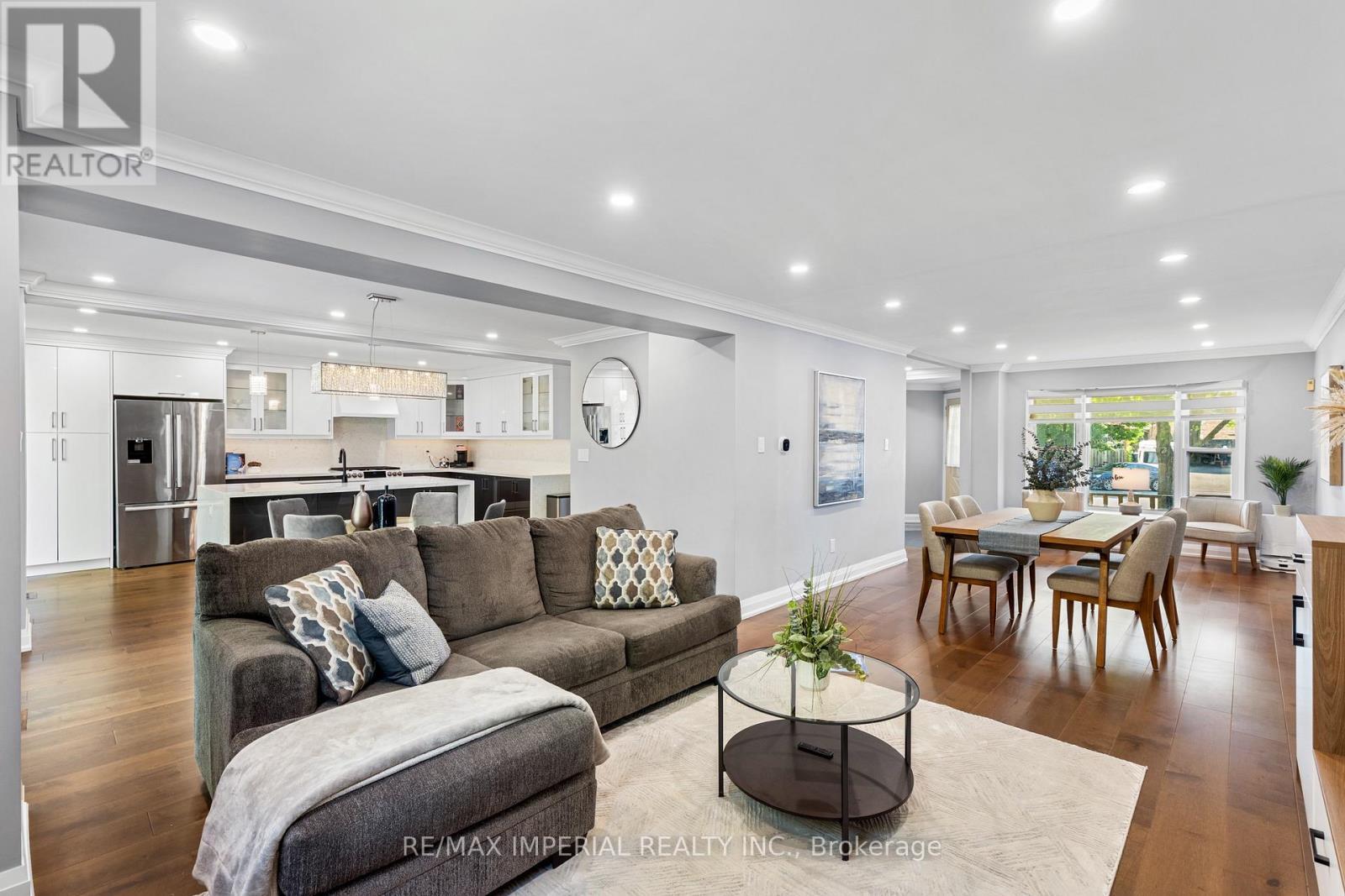 311 Youngstown Avenue, Mississauga, ON - Indoor Photo Showing Living Room