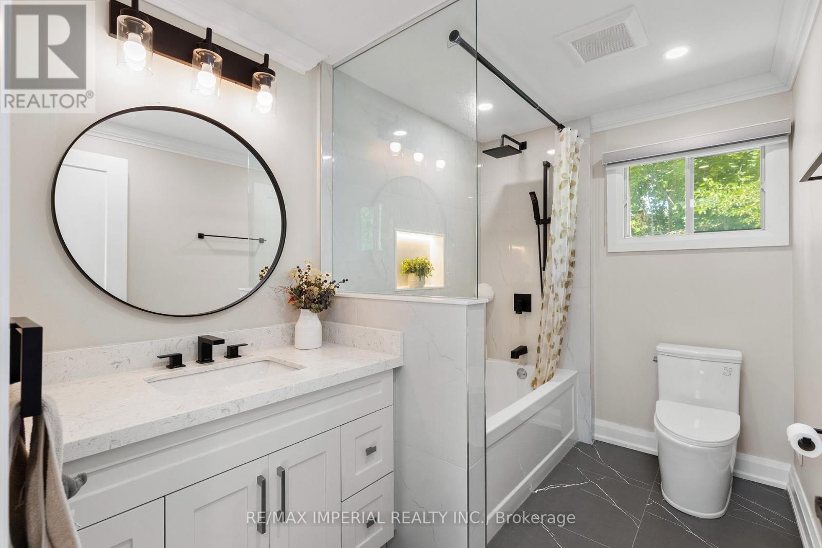311 Youngstown Avenue, Mississauga, ON - Indoor Photo Showing Bathroom