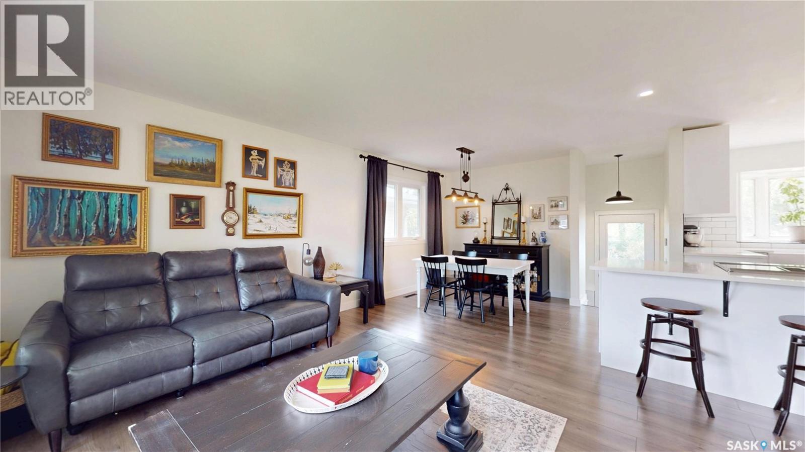 30 Probe Street, Regina, SK - Indoor Photo Showing Living Room