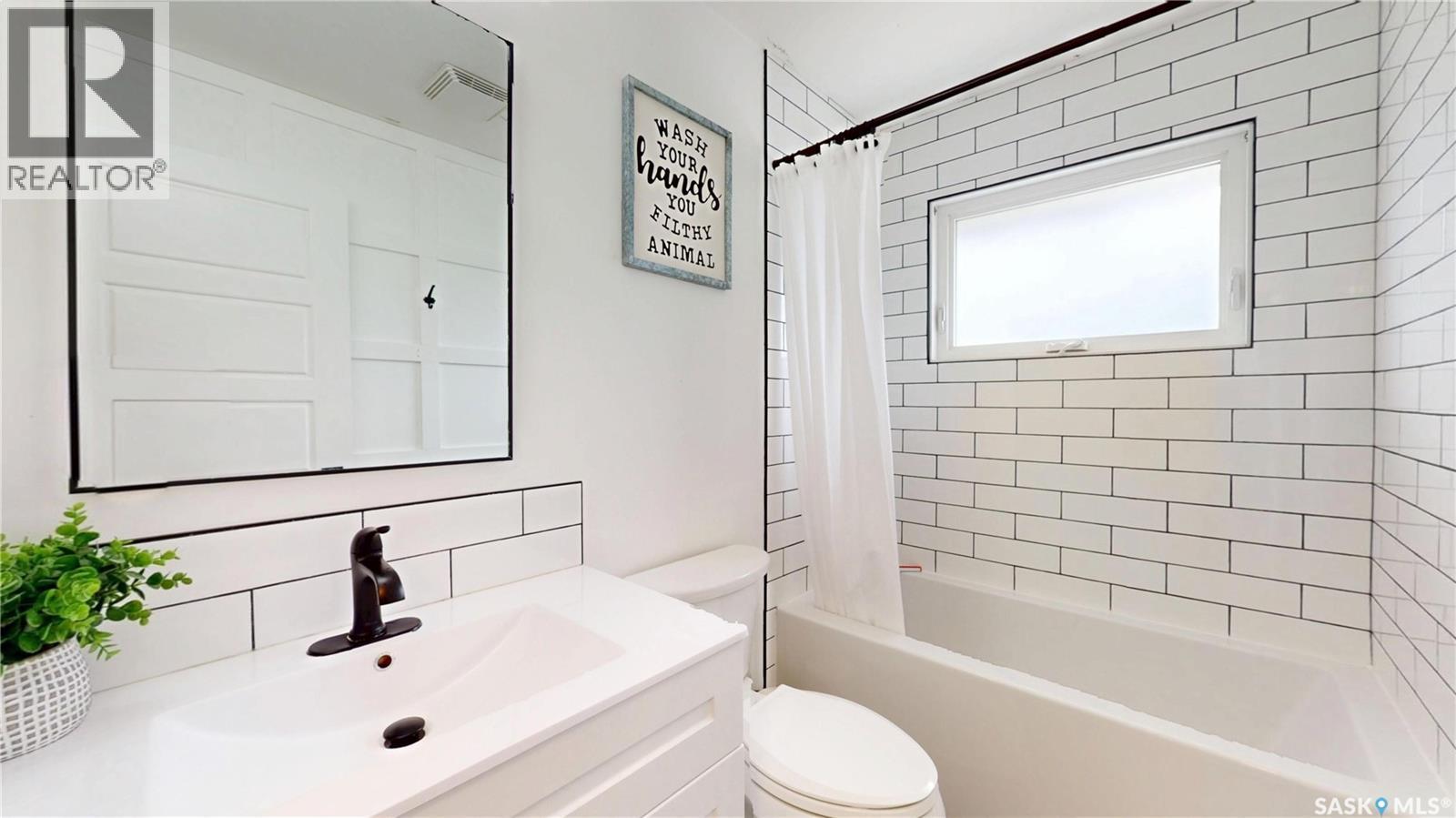30 Probe Street, Regina, SK - Indoor Photo Showing Bathroom