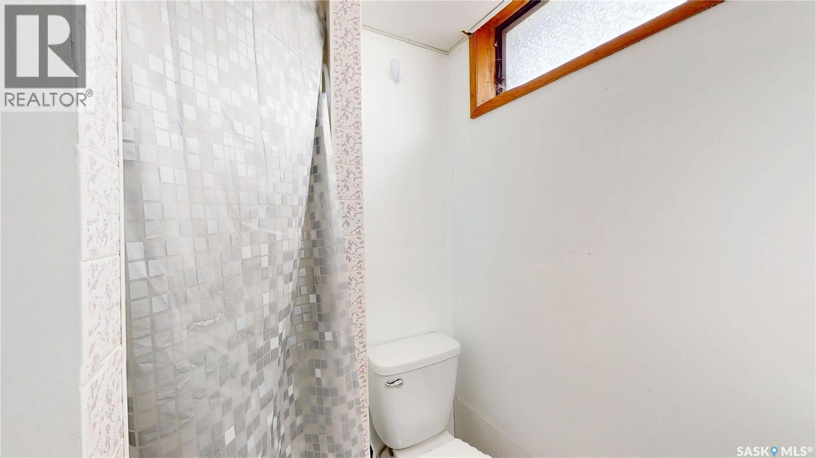 30 Probe Street, Regina, SK - Indoor Photo Showing Bathroom