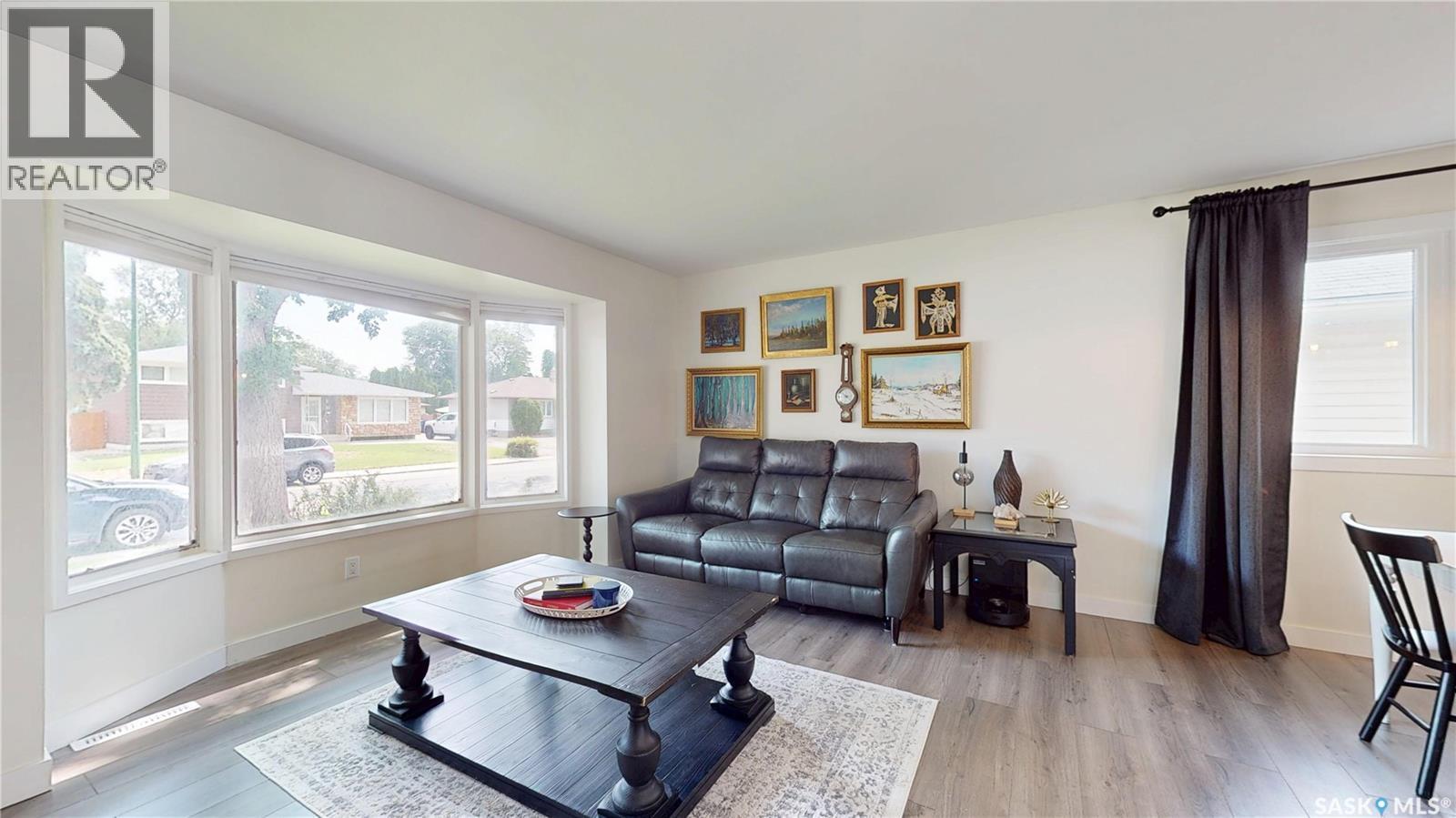 30 Probe Street, Regina, SK - Indoor Photo Showing Living Room
