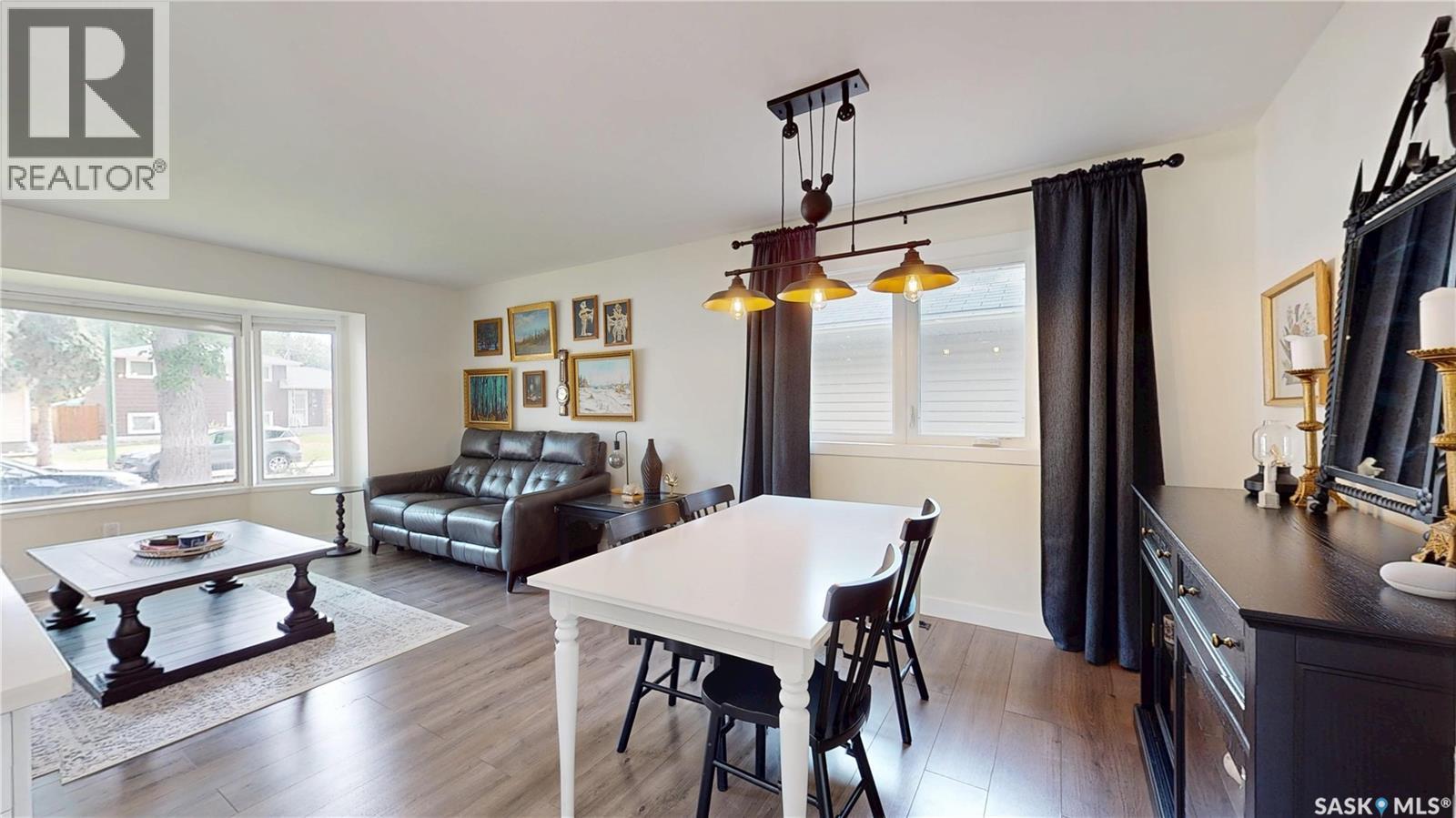 30 Probe Street, Regina, SK - Indoor Photo Showing Living Room