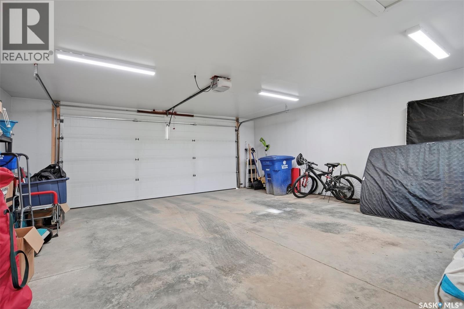 2136 B Lorne Avenue, Saskatoon, SK - Indoor Photo Showing Garage