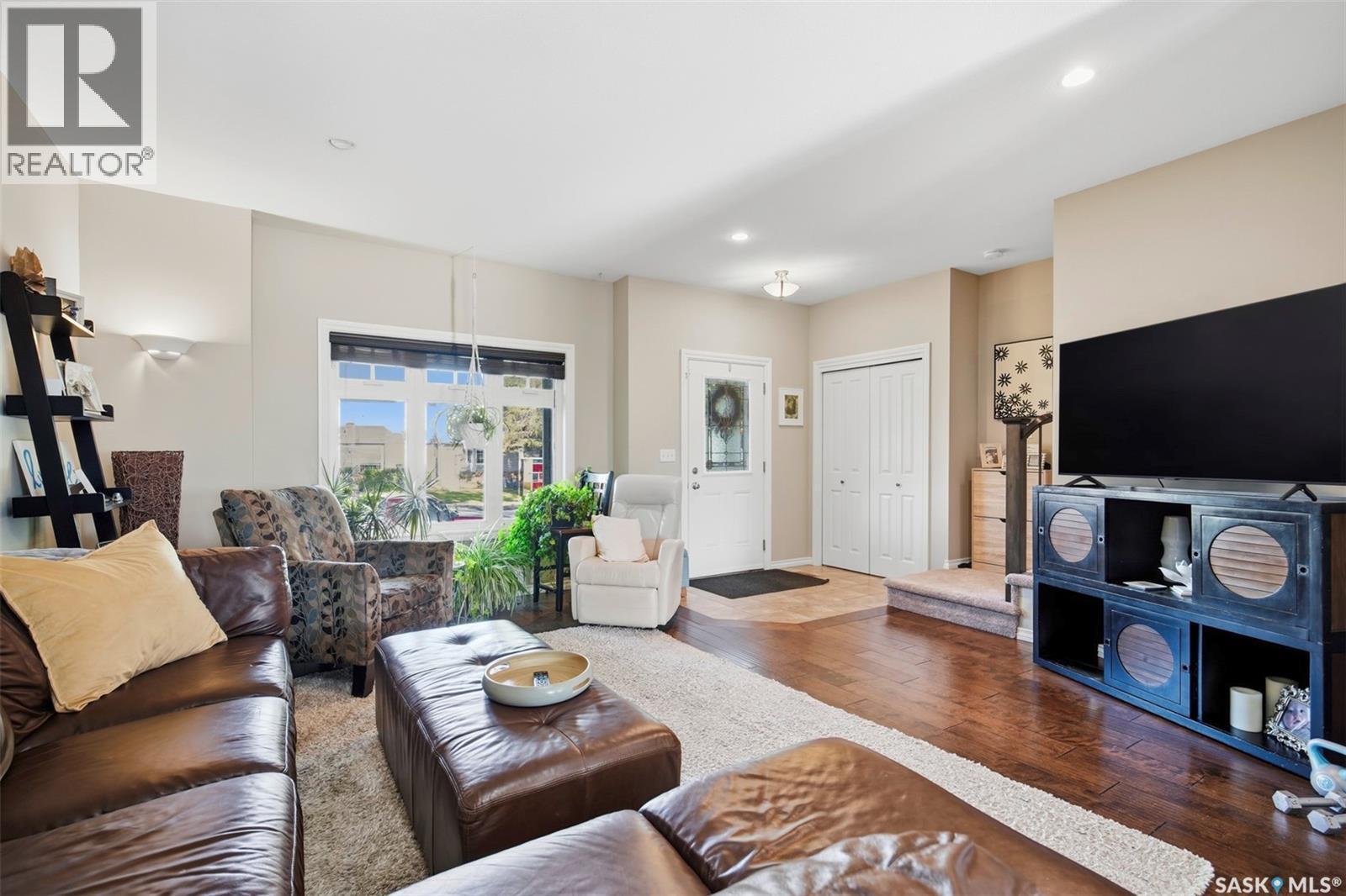 2136 B Lorne Avenue, Saskatoon, SK - Indoor Photo Showing Living Room