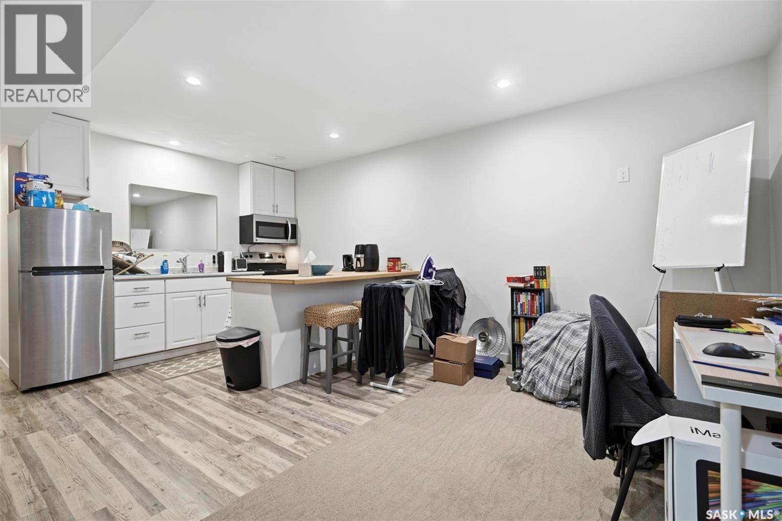 2136 B Lorne Avenue, Saskatoon, SK - Indoor Photo Showing Kitchen