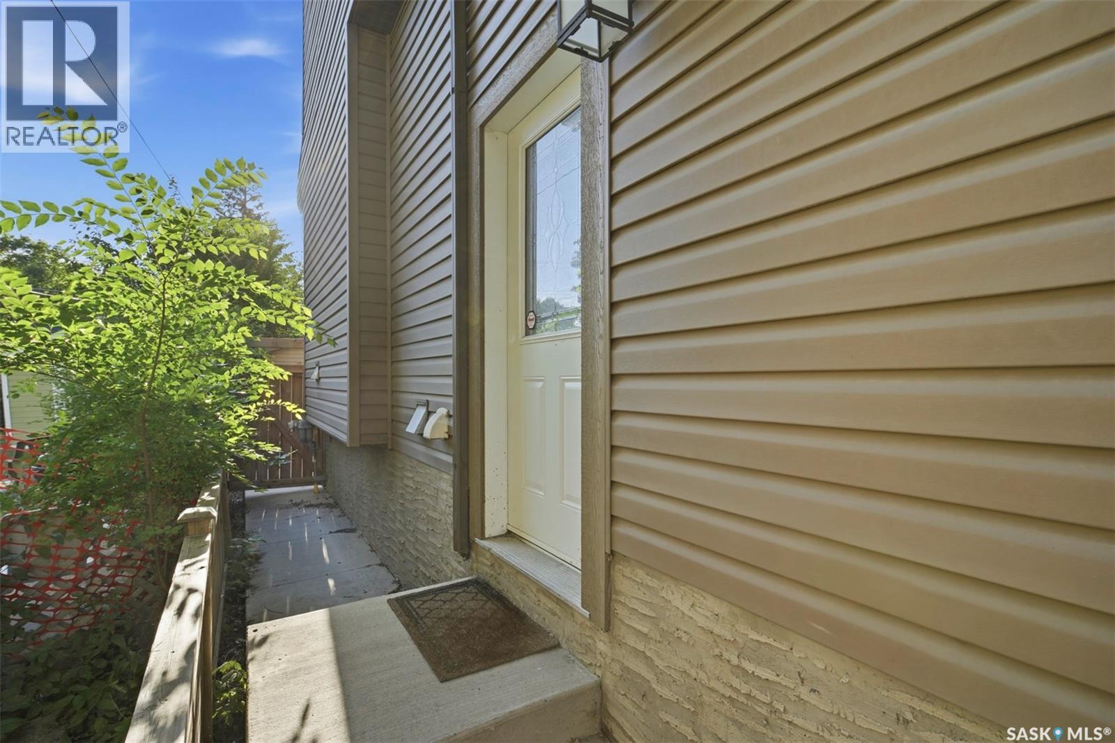2136 B Lorne Avenue, Saskatoon, SK - Outdoor