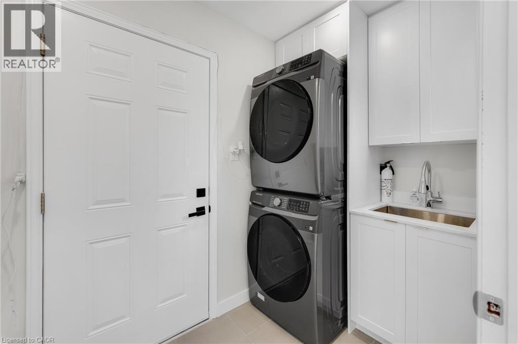 2265 Middlesmoor Crescent, Burlington, ON - Indoor Photo Showing Laundry Room