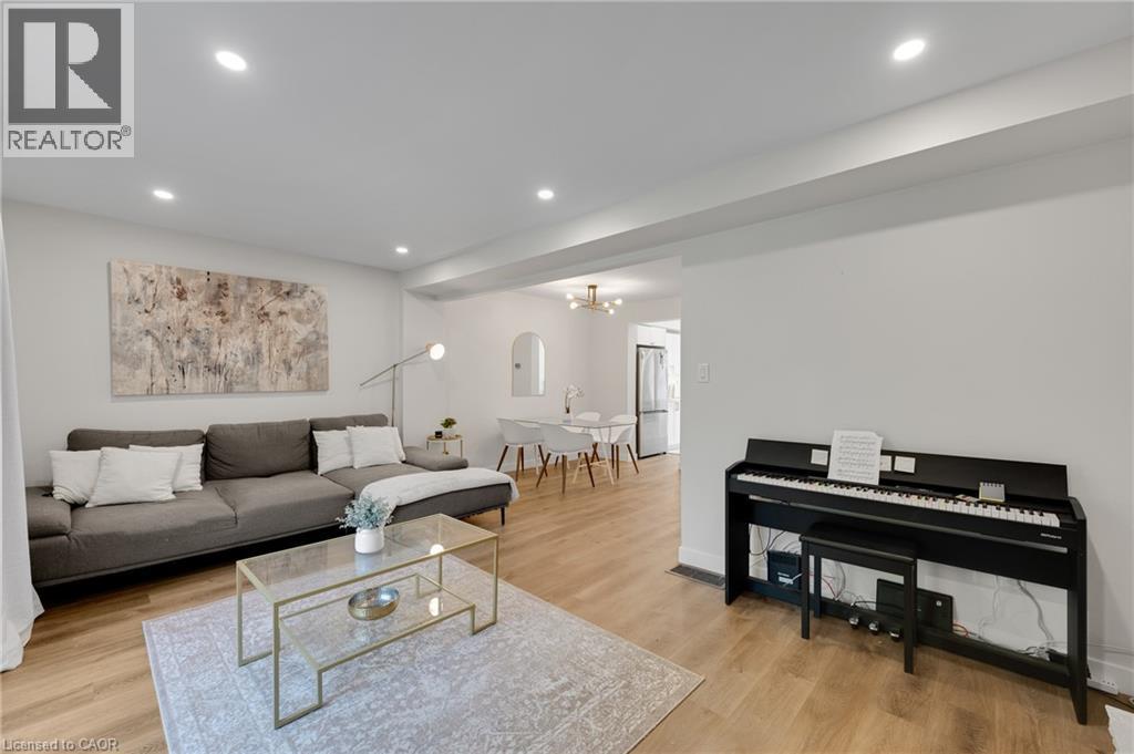 2265 Middlesmoor Crescent, Burlington, ON - Indoor Photo Showing Living Room