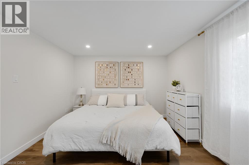 2265 Middlesmoor Crescent, Burlington, ON - Indoor Photo Showing Bedroom