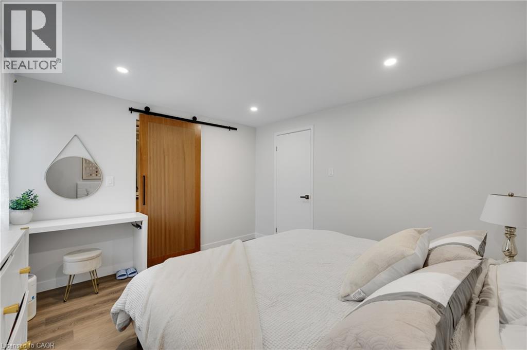 2265 Middlesmoor Crescent, Burlington, ON - Indoor Photo Showing Bedroom