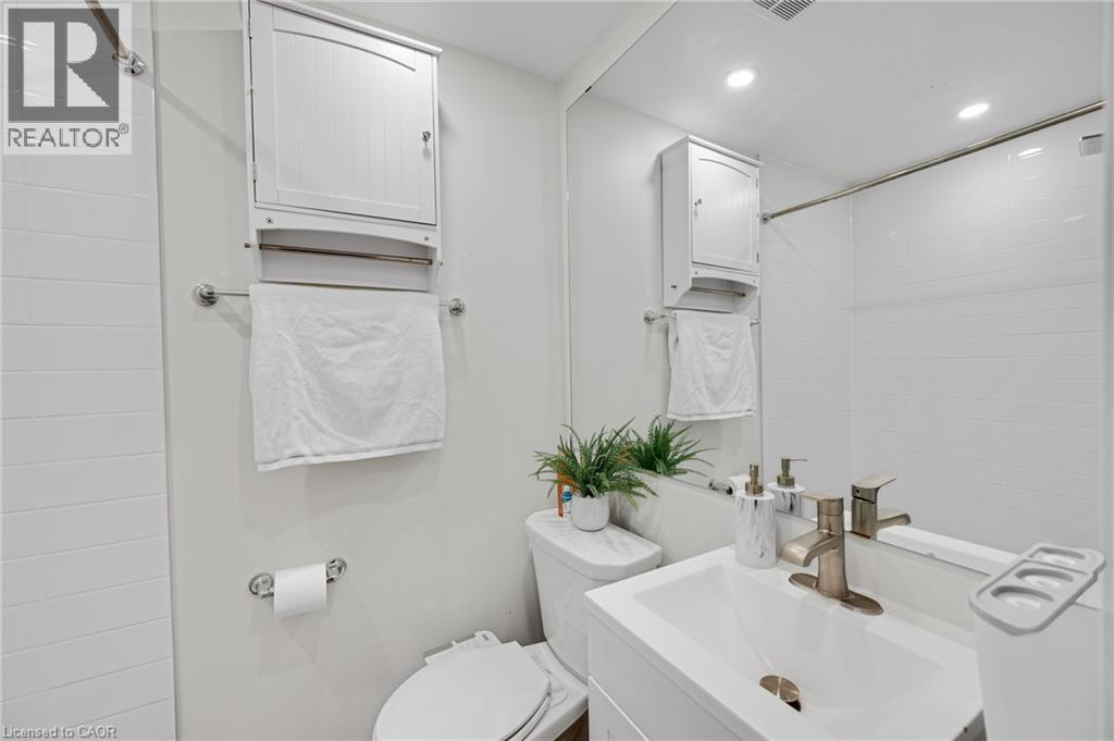 2265 Middlesmoor Crescent, Burlington, ON - Indoor Photo Showing Bathroom