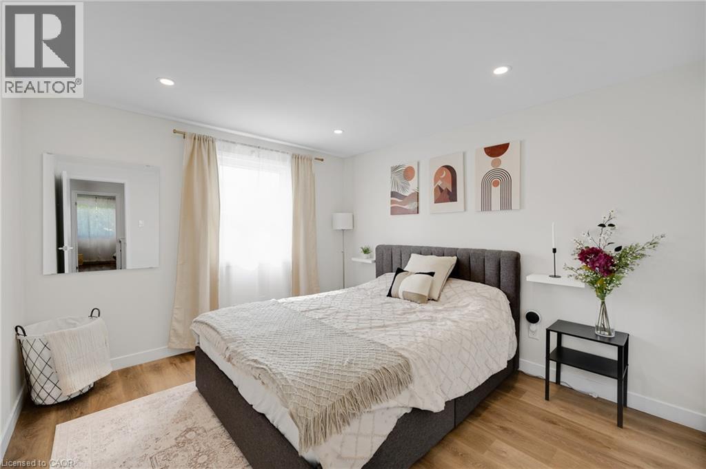 2265 Middlesmoor Crescent, Burlington, ON - Indoor Photo Showing Bedroom