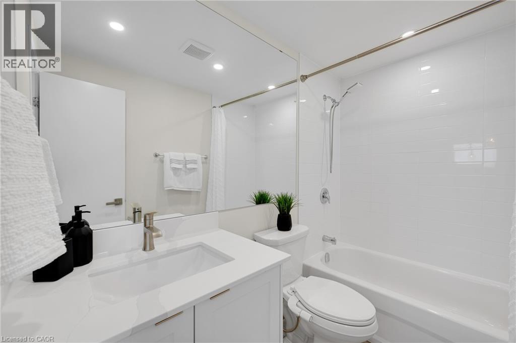2265 Middlesmoor Crescent, Burlington, ON - Indoor Photo Showing Bathroom
