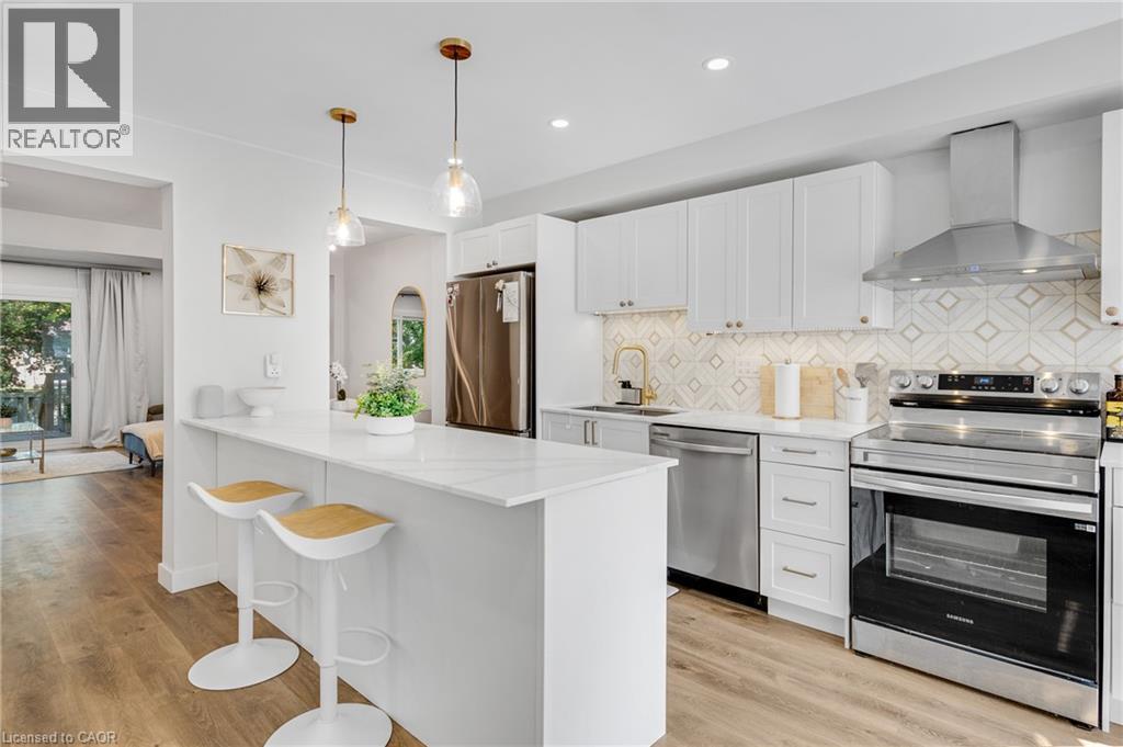 2265 Middlesmoor Crescent, Burlington, ON - Indoor Photo Showing Kitchen With Stainless Steel Kitchen With Upgraded Kitchen