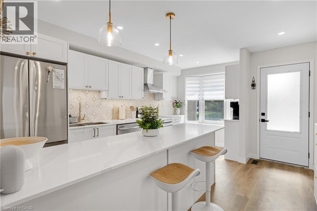 2265 Middlesmoor Crescent, Burlington, ON - Indoor Photo Showing Kitchen With Upgraded Kitchen