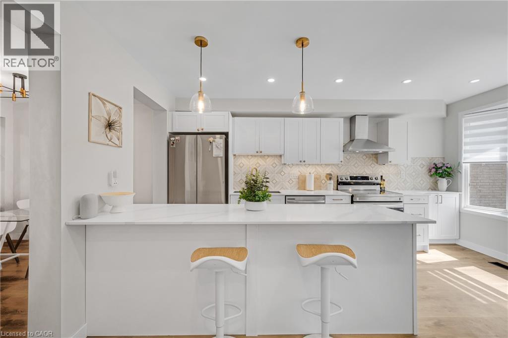 2265 Middlesmoor Crescent, Burlington, ON - Indoor Photo Showing Kitchen With Upgraded Kitchen