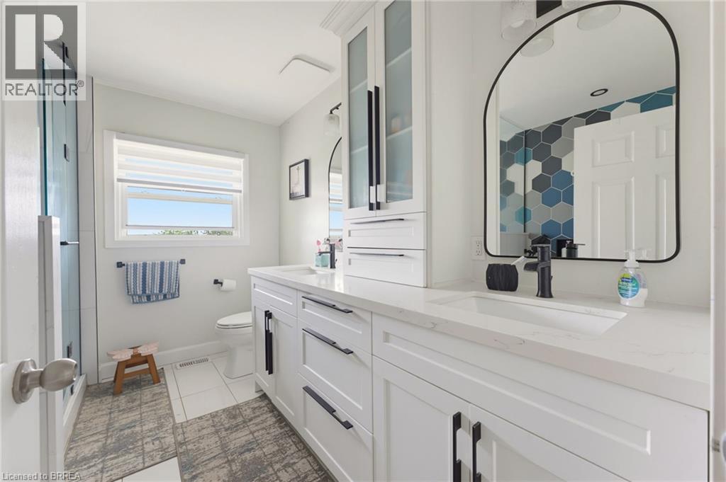 70 River Road, Brantford, ON - Indoor Photo Showing Bathroom