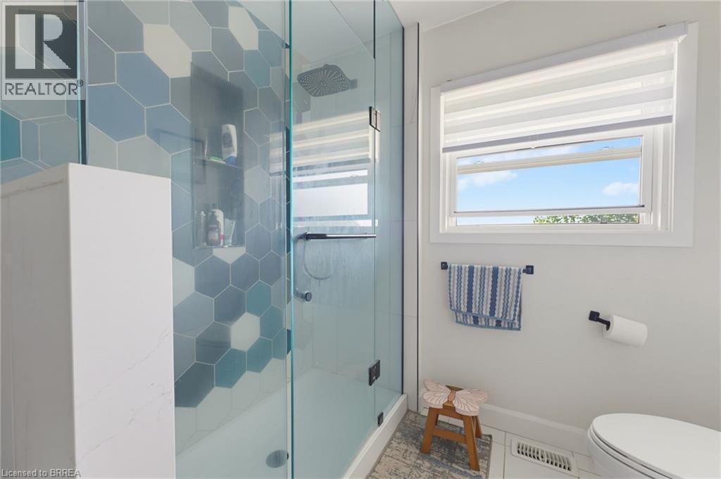 70 River Road, Brantford, ON - Indoor Photo Showing Bathroom