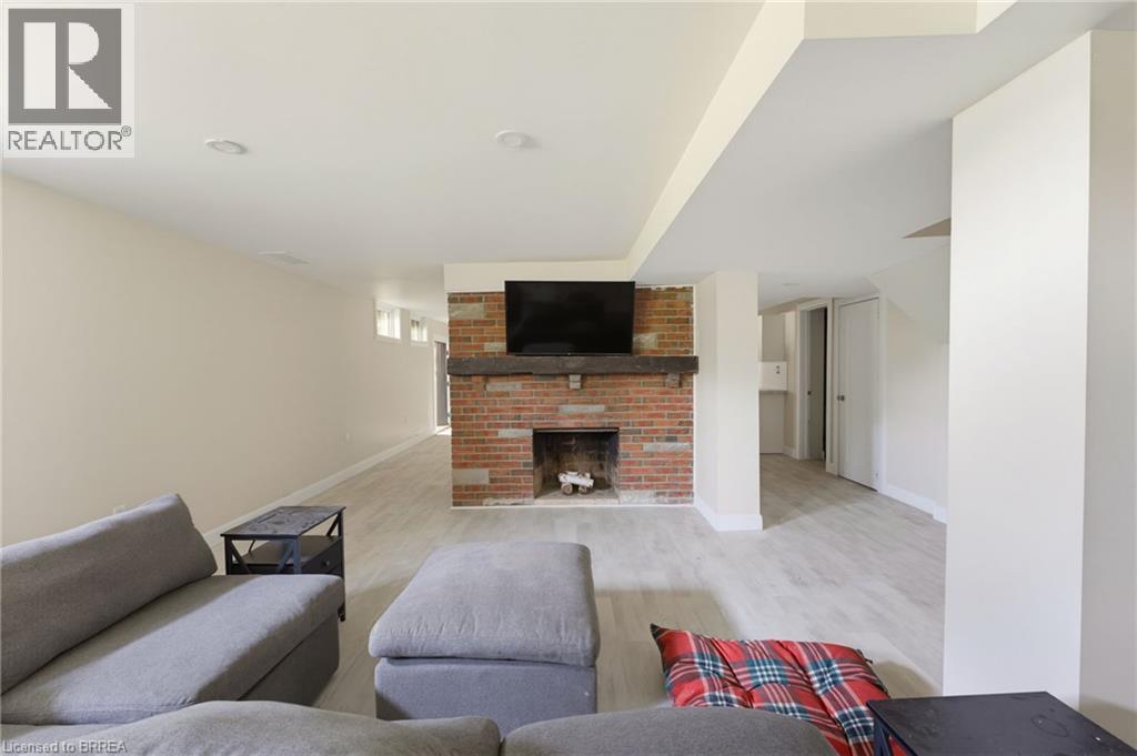 70 River Road, Brantford, ON - Indoor Photo Showing Living Room With Fireplace