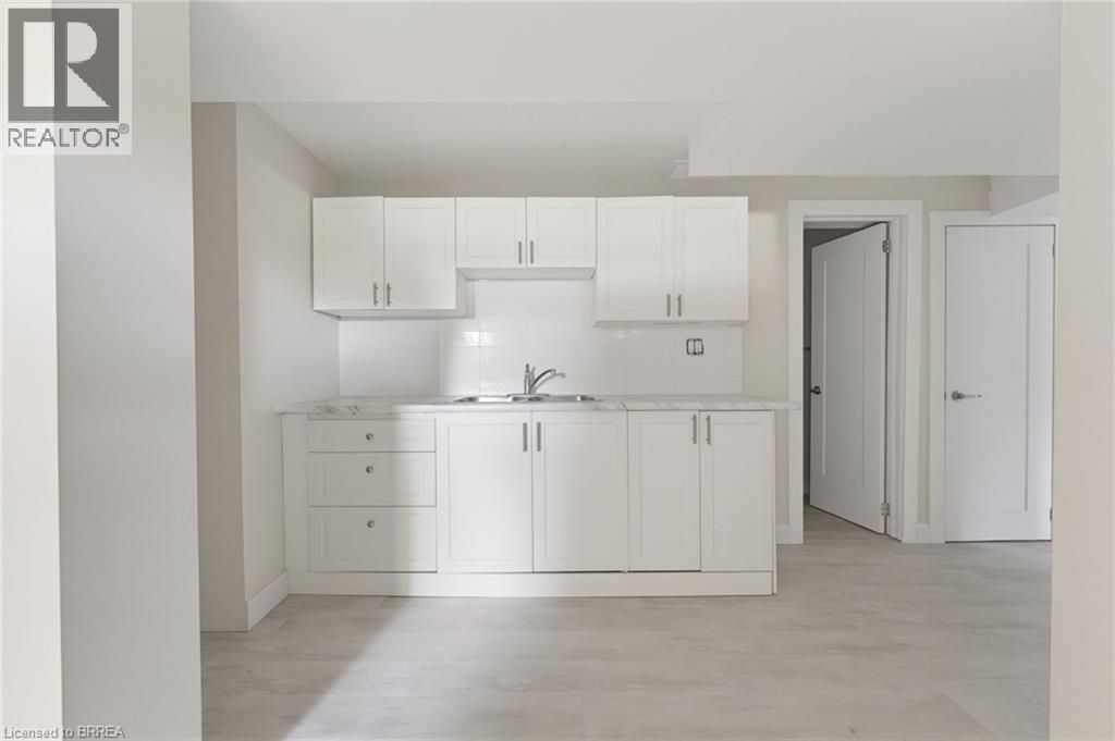 70 River Road, Brantford, ON - Indoor Photo Showing Kitchen