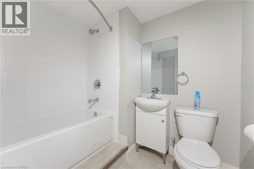 70 River Road, Brantford, ON - Indoor Photo Showing Bathroom
