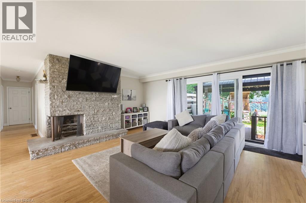 70 River Road, Brantford, ON - Indoor Photo Showing Living Room With Fireplace