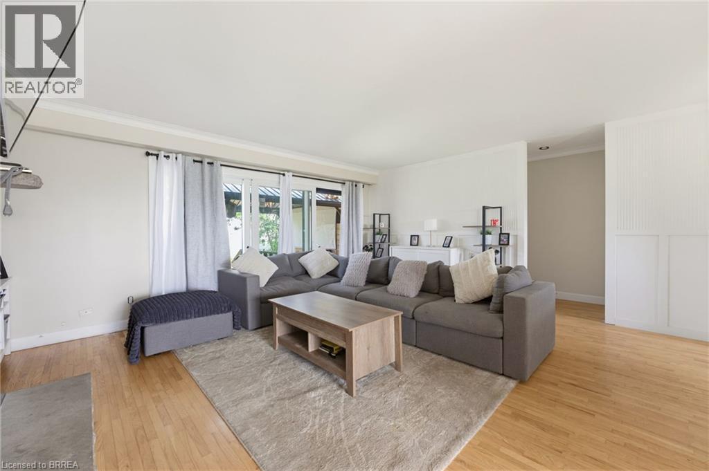 70 River Road, Brantford, ON - Indoor Photo Showing Living Room