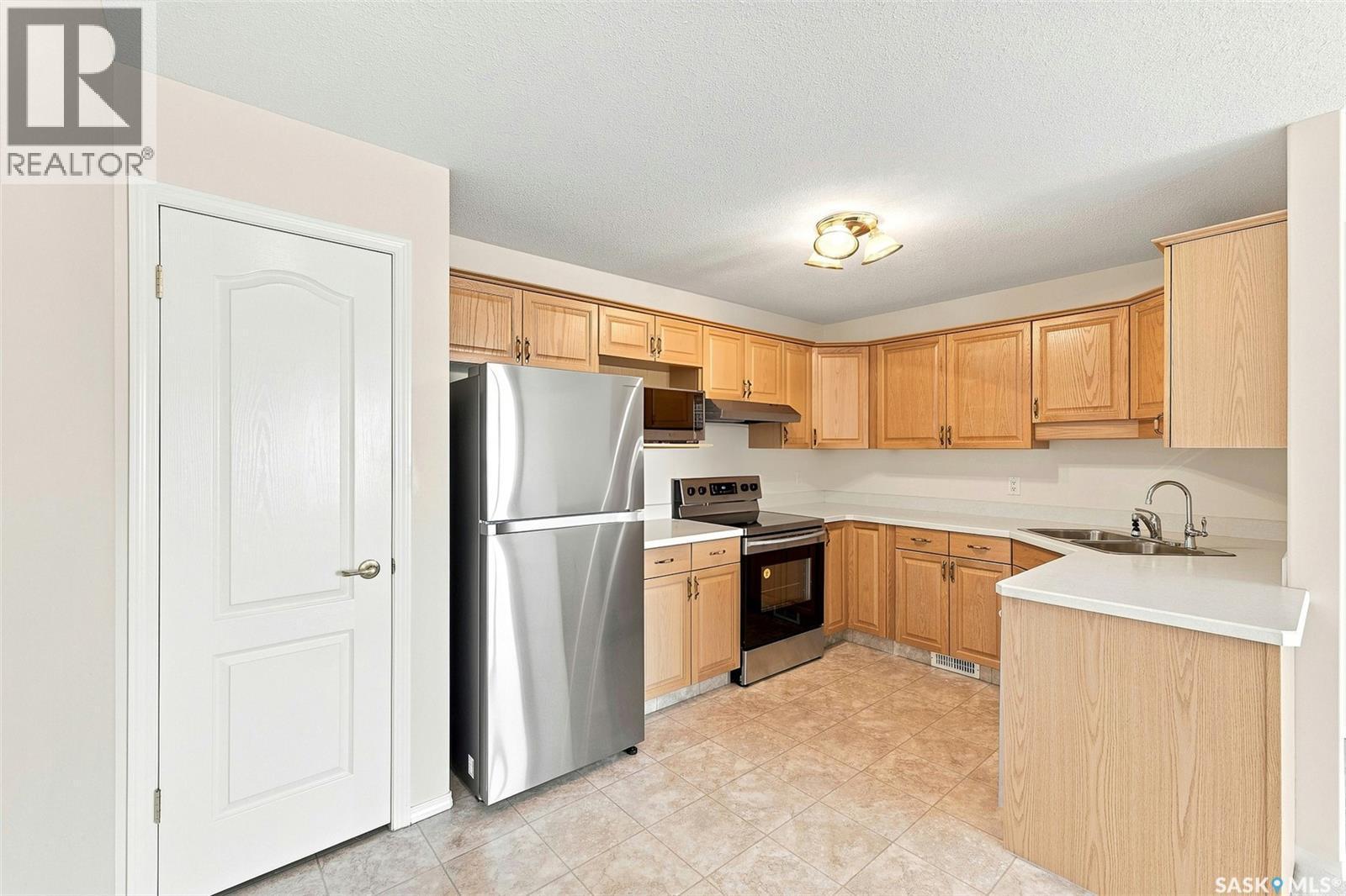 304 6 Lorne Place, Regina, SK - Indoor Photo Showing Kitchen With Double Sink