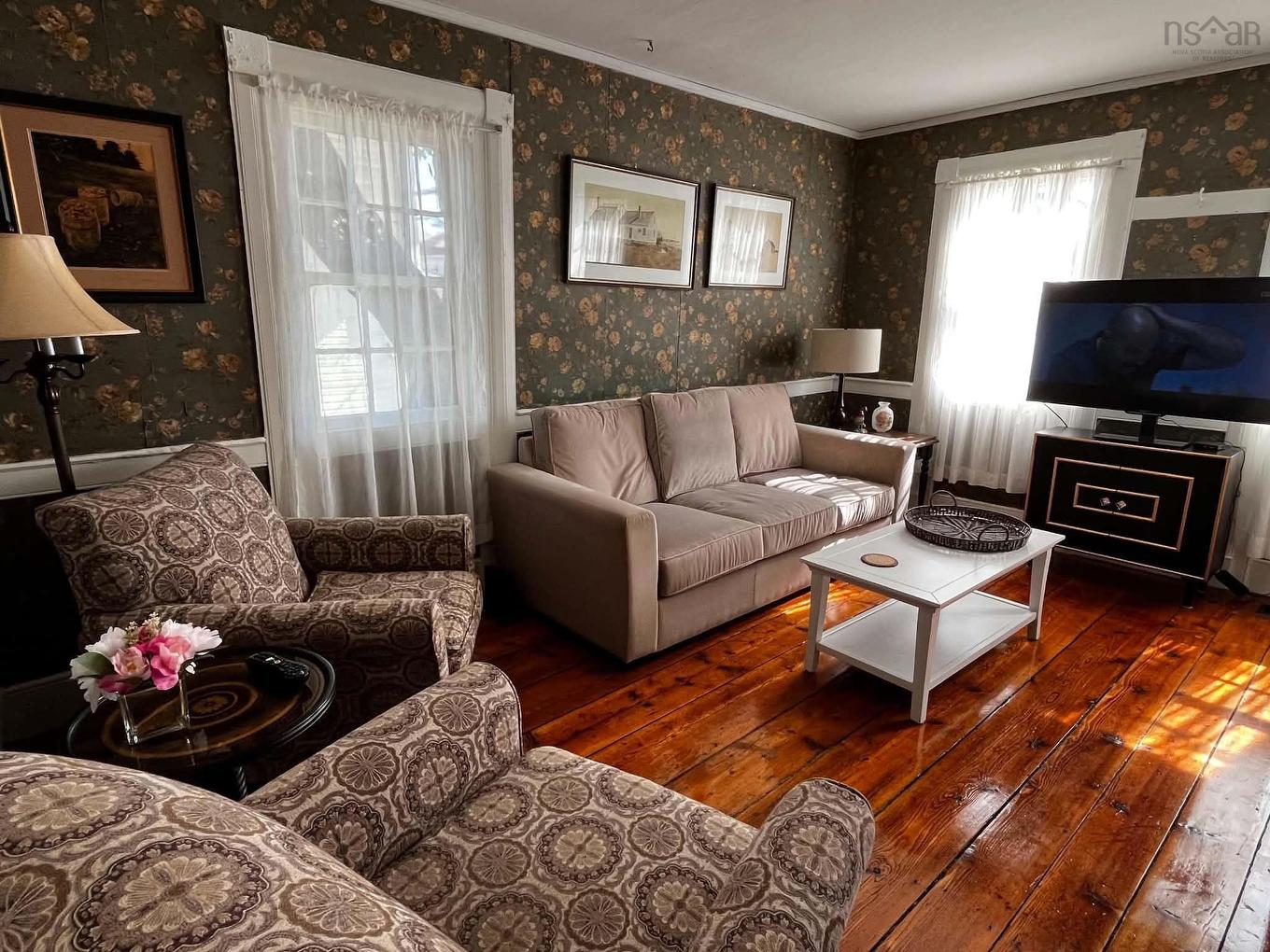 172 Water Street, Shelburne, NS - Indoor Photo Showing Living Room