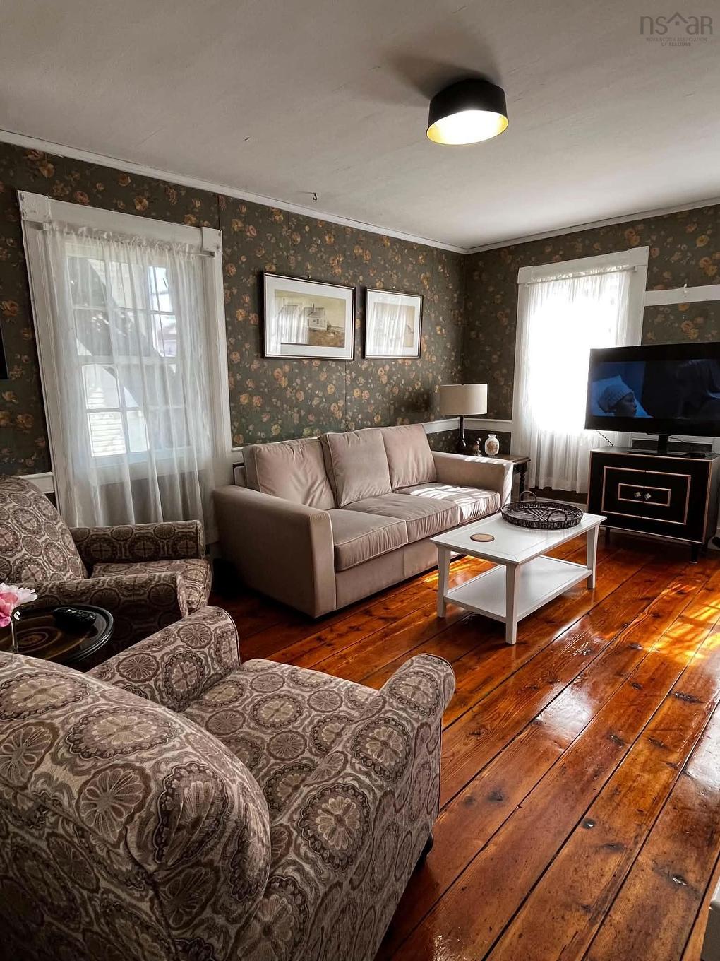 172 Water Street, Shelburne, NS - Indoor Photo Showing Living Room