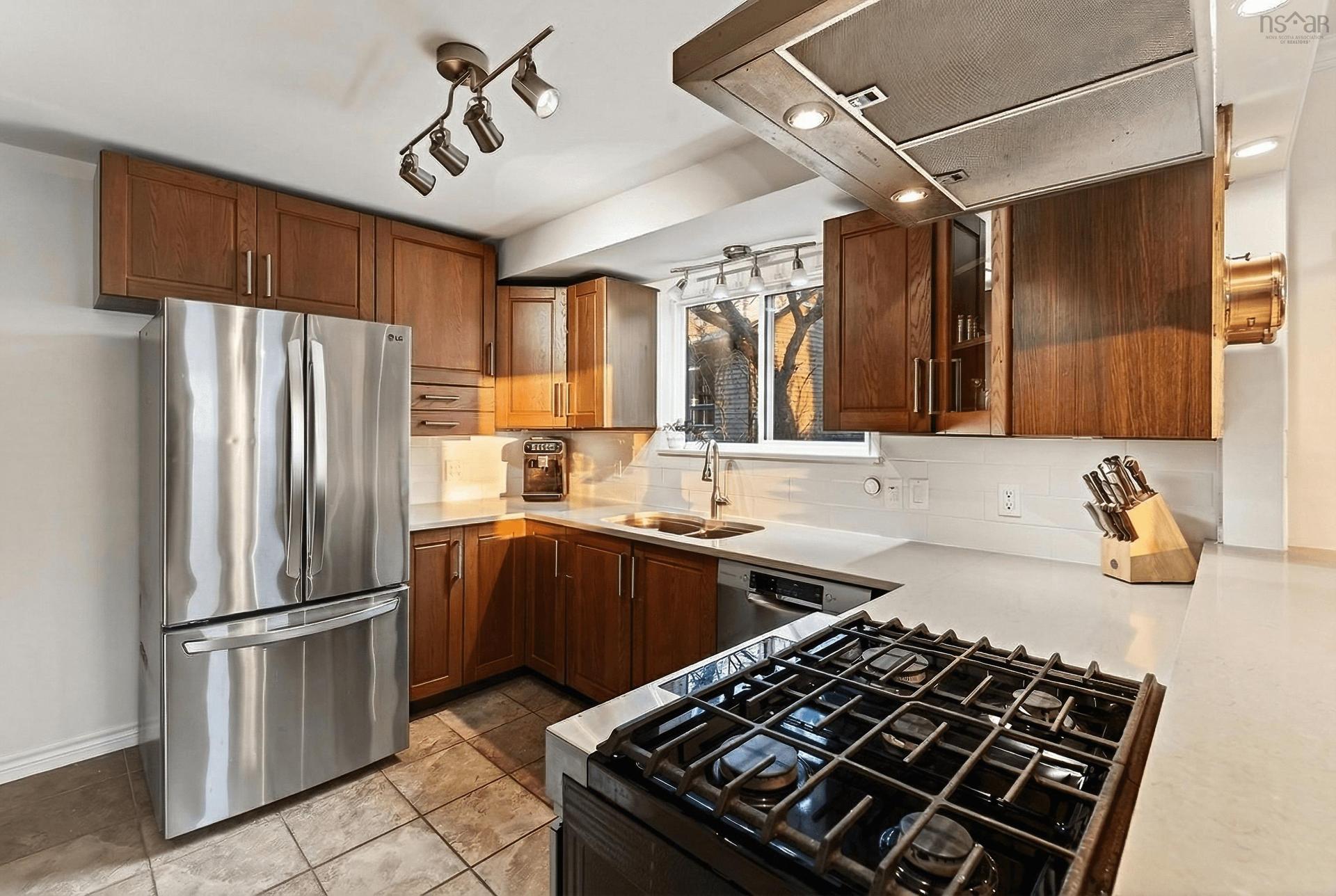16 Wilcot Lane, Dartmouth, NS - Indoor Photo Showing Kitchen With Double Sink
