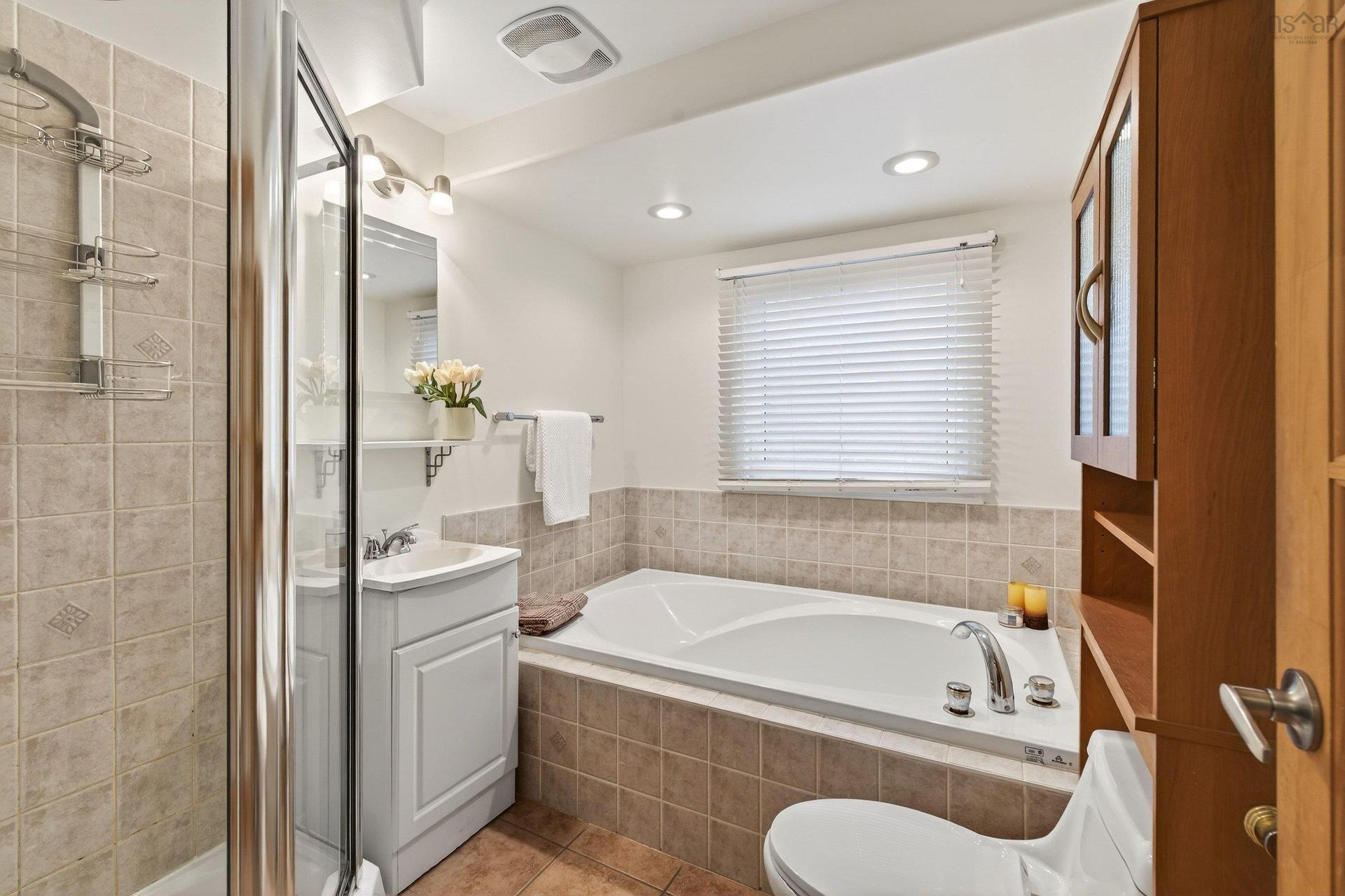 16 Wilcot Lane, Dartmouth, NS - Indoor Photo Showing Bathroom