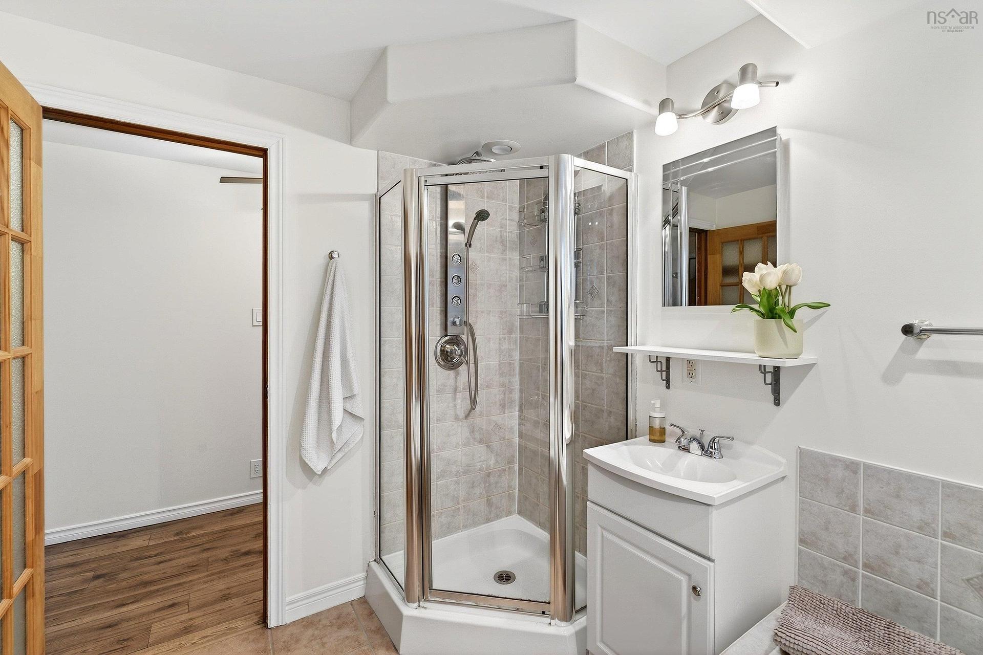 16 Wilcot Lane, Dartmouth, NS - Indoor Photo Showing Bathroom