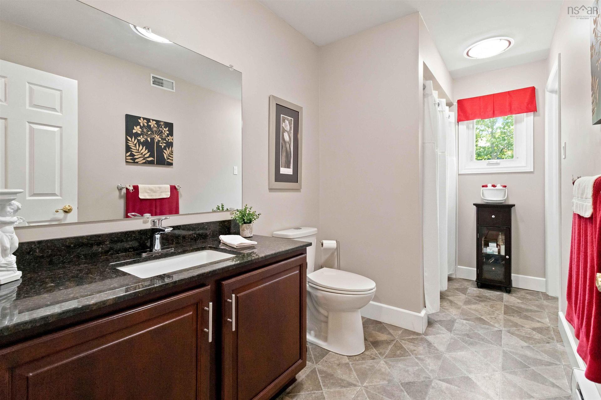 18 P Thomas Drive, Dartmouth, NS - Indoor Photo Showing Bathroom