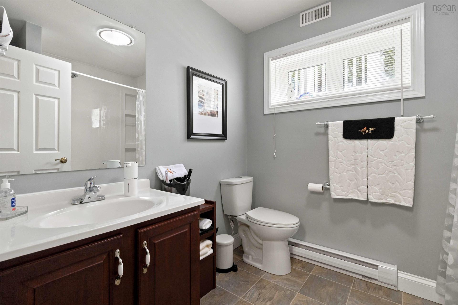 18 P Thomas Drive, Dartmouth, NS - Indoor Photo Showing Bathroom