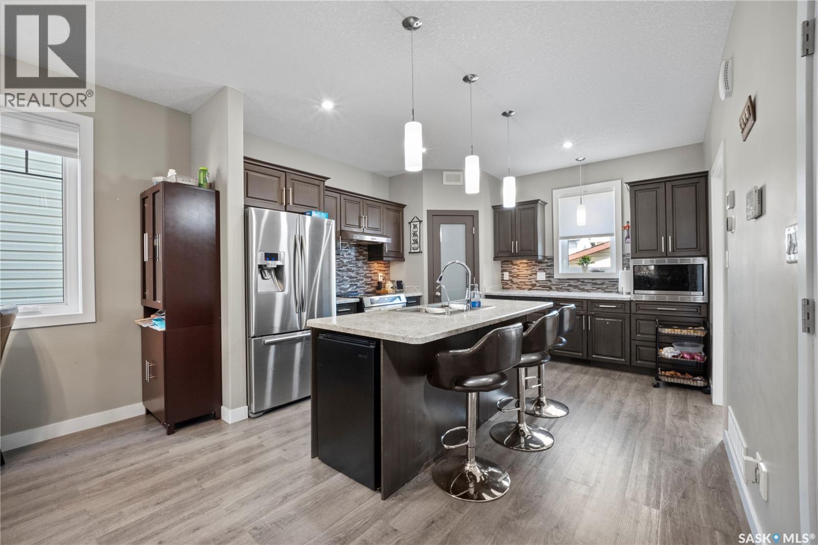 8726 Archer Lane, Regina, SK - Indoor Photo Showing Kitchen With Stainless Steel Kitchen With Upgraded Kitchen