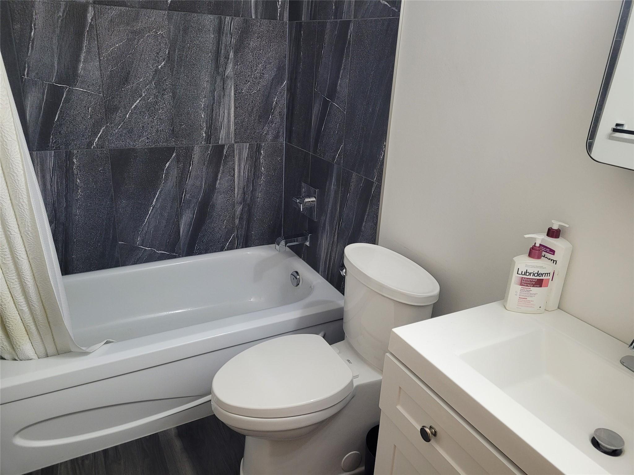 210-1108 23Rd N Avenue, Cranbrook, BC - Indoor Photo Showing Bathroom