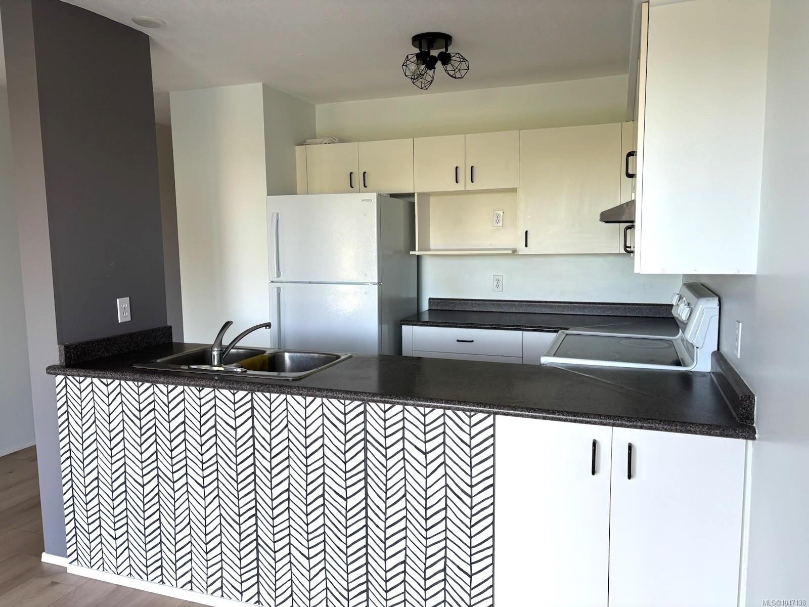 #106-9916 Daniel St, Chemainus, BC - Indoor Photo Showing Kitchen With Double Sink