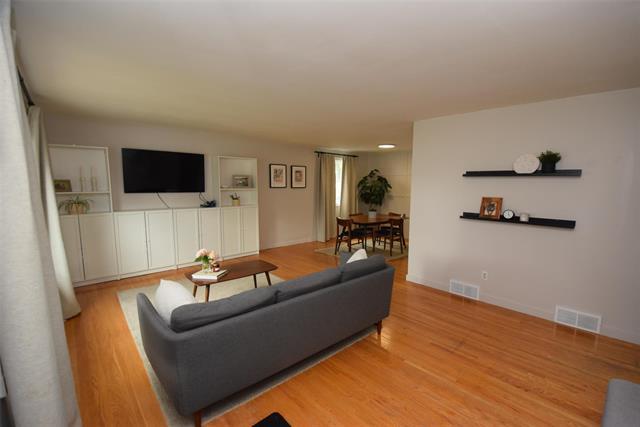 73 Holt Dr, Winnipeg, MB - Indoor Photo Showing Living Room