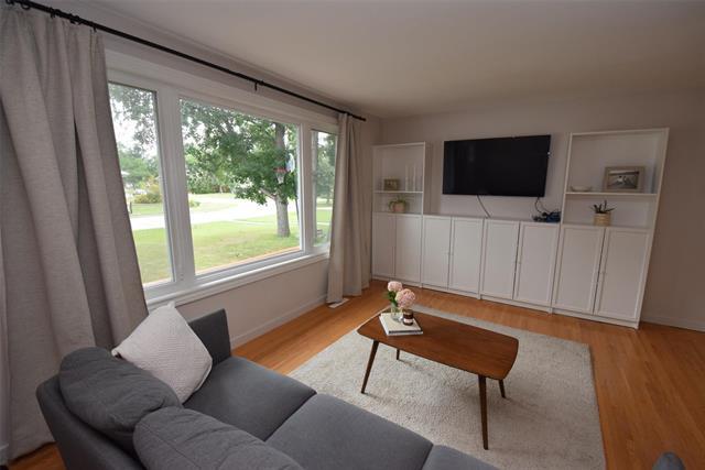 73 Holt Dr, Winnipeg, MB - Indoor Photo Showing Living Room