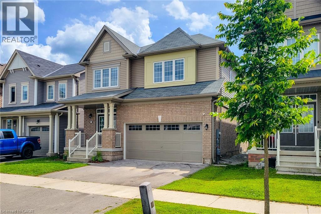 Brick and siding exterior with a covered porch entry - 11 Esther Crescent, Thorold, ON - Outdoor With Facade