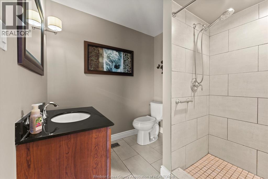 561 County Rd 2, Lakeshore, ON - Indoor Photo Showing Bathroom