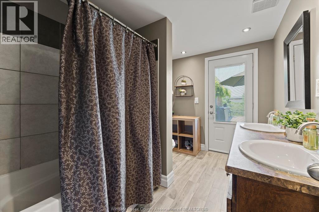 561 County Rd 2, Lakeshore, ON - Indoor Photo Showing Bathroom