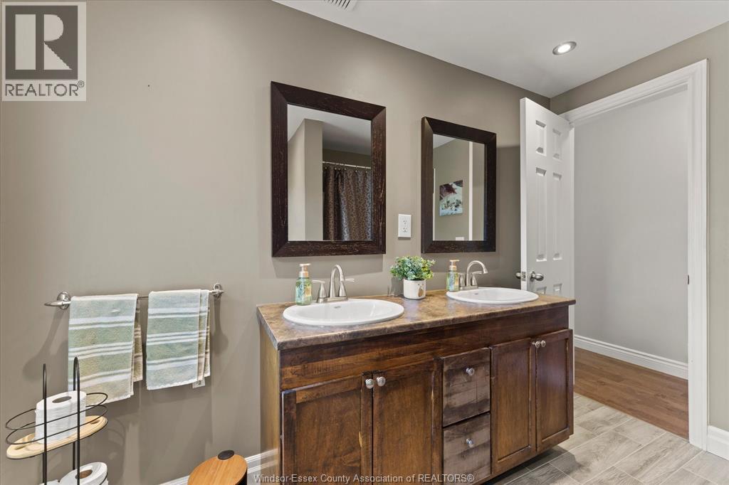 561 County Rd 2, Lakeshore, ON - Indoor Photo Showing Bathroom