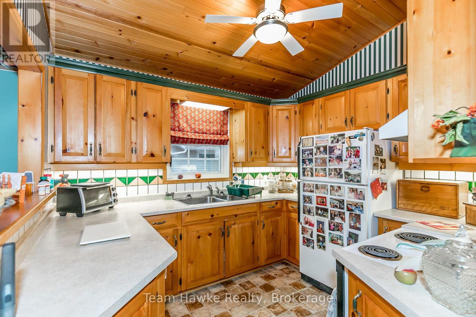 20 Scott Lane, Tiny, ON - Indoor Photo Showing Kitchen With Double Sink