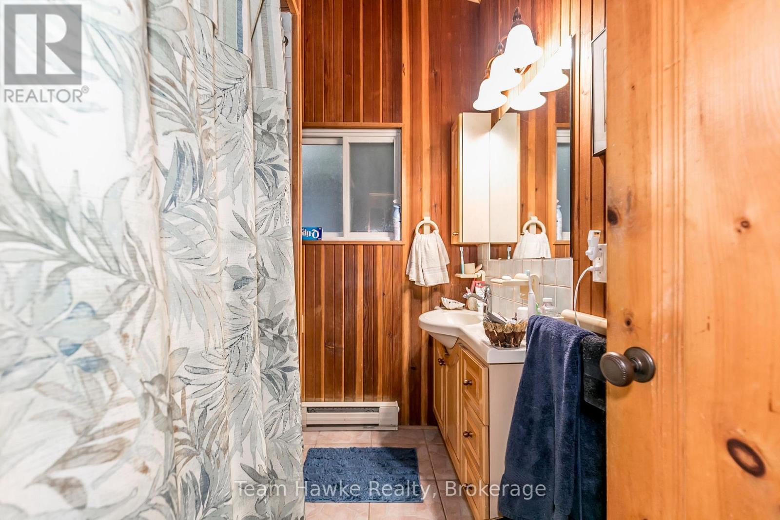20 Scott Lane, Tiny, ON - Indoor Photo Showing Bathroom