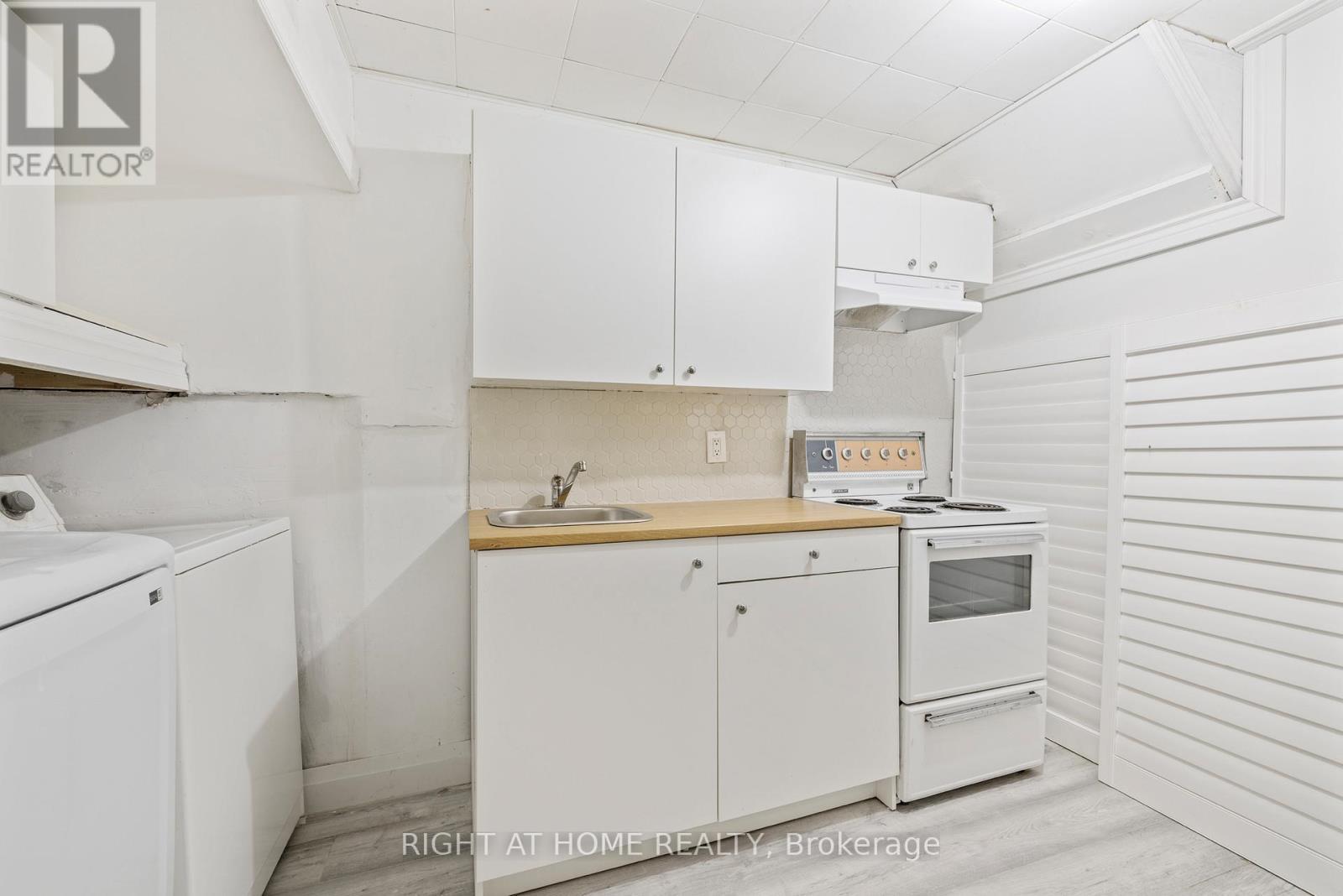 1147 Saturnia Crescent, Mississauga, ON - Indoor Photo Showing Laundry Room