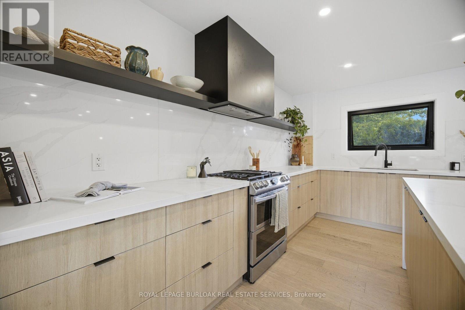 5216 Alton Road, Burlington, ON - Indoor Photo Showing Kitchen With Upgraded Kitchen