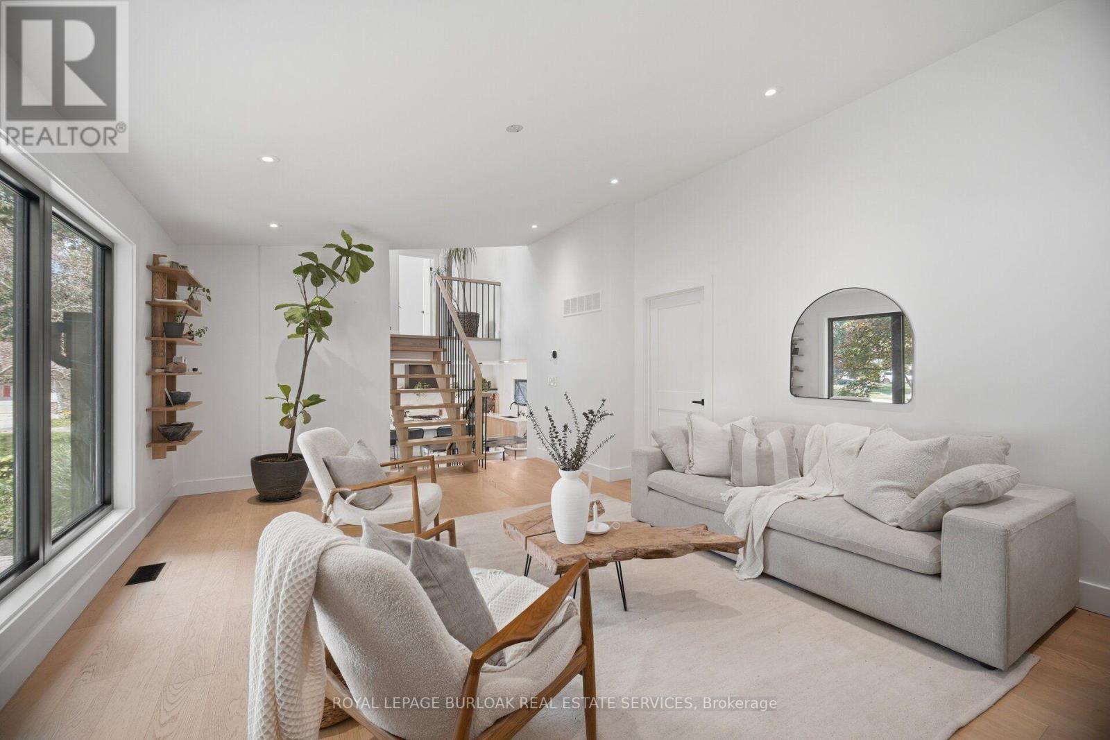 5216 Alton Road, Burlington, ON - Indoor Photo Showing Living Room